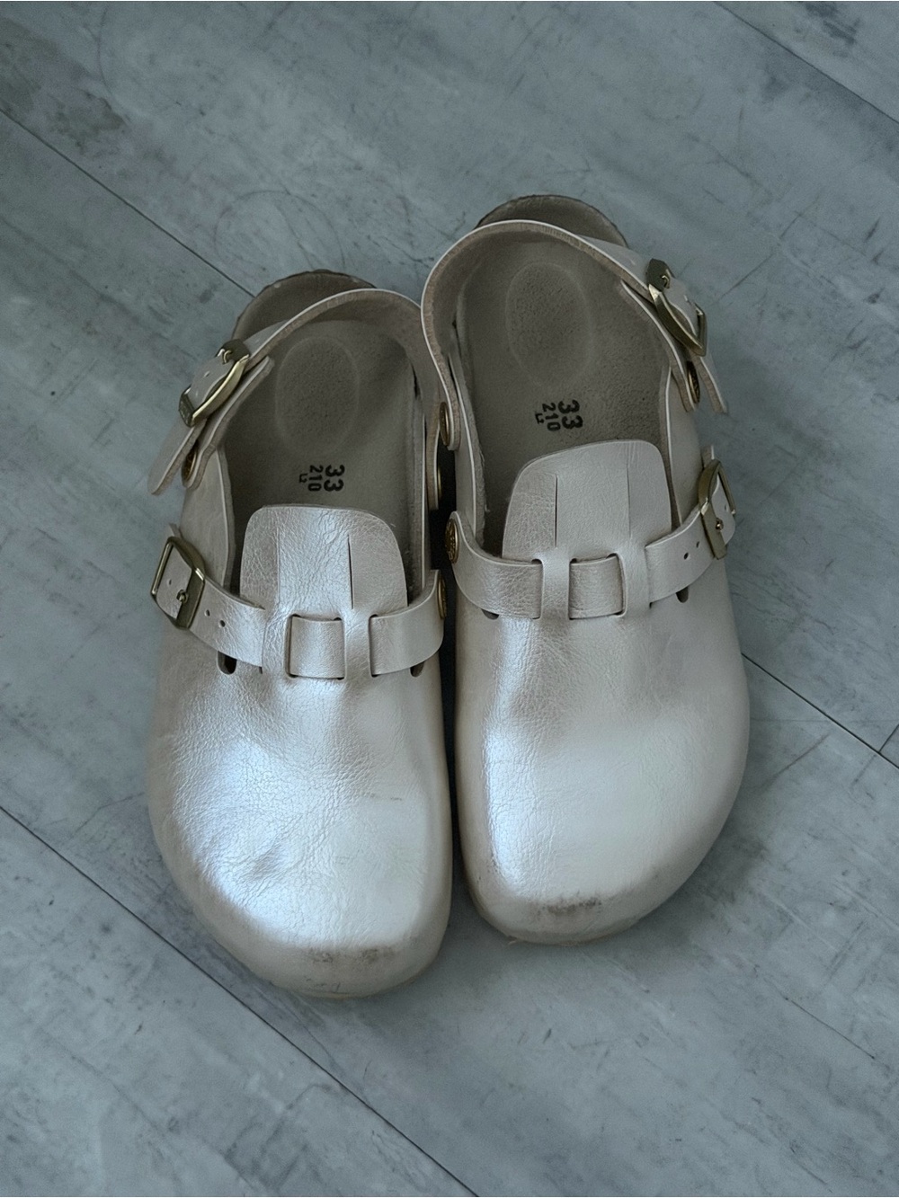 Girl’s Birkenstock Boston clogs in gold